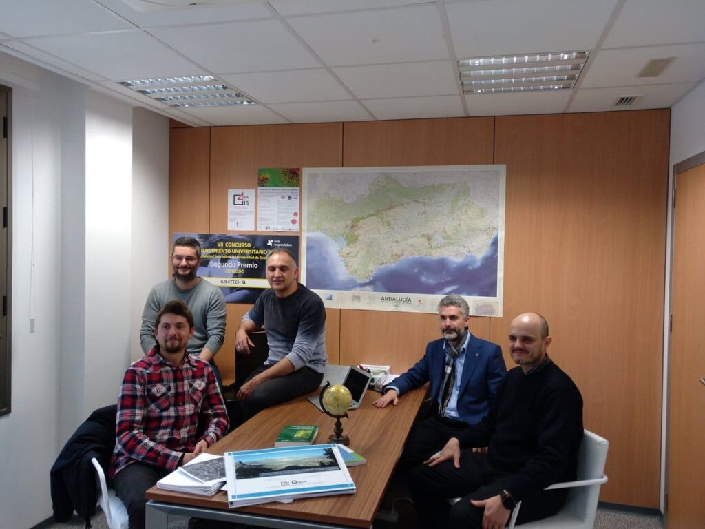 Foto de los socios de GIS4tech tras la elaboración de cartografías de la erupción del Volcán de Fuego en Guatemala